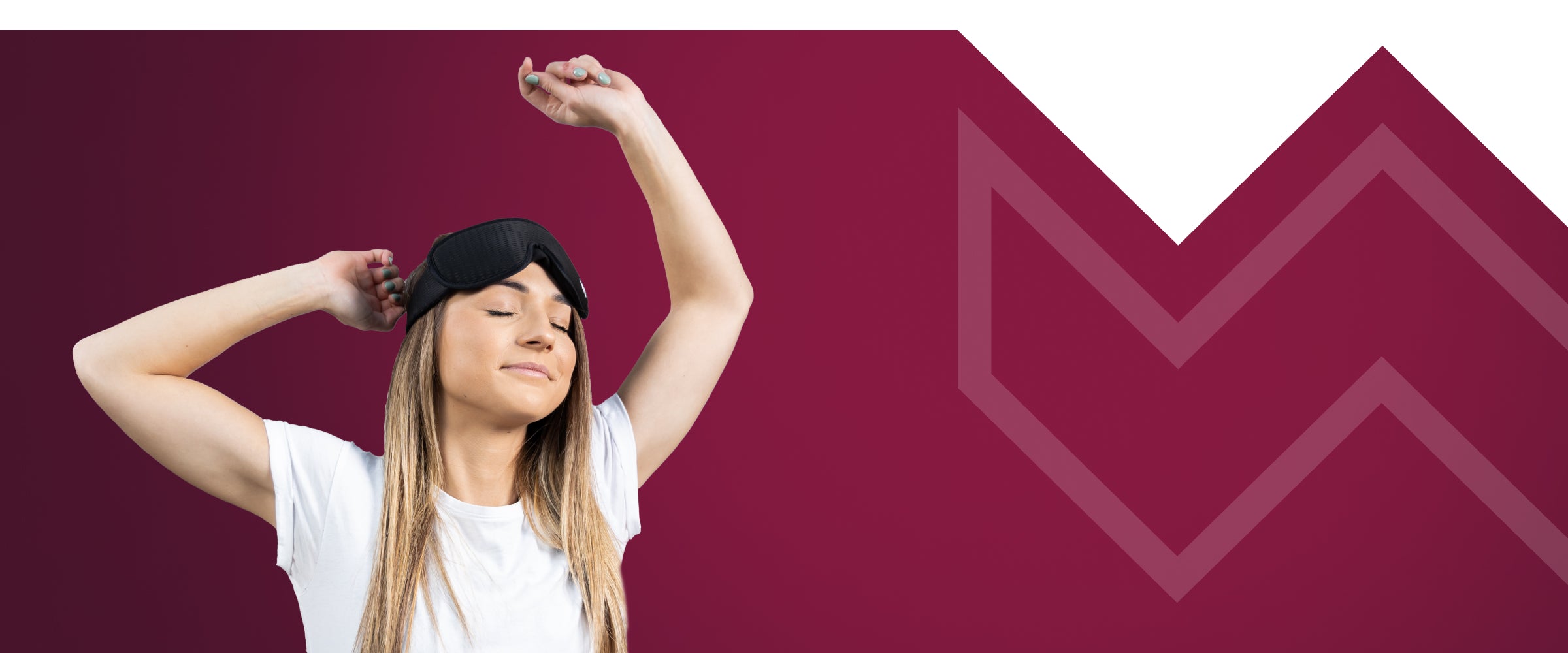 jonge vrouw wrodt wakker met het northwall slaapmasker op haar ogen