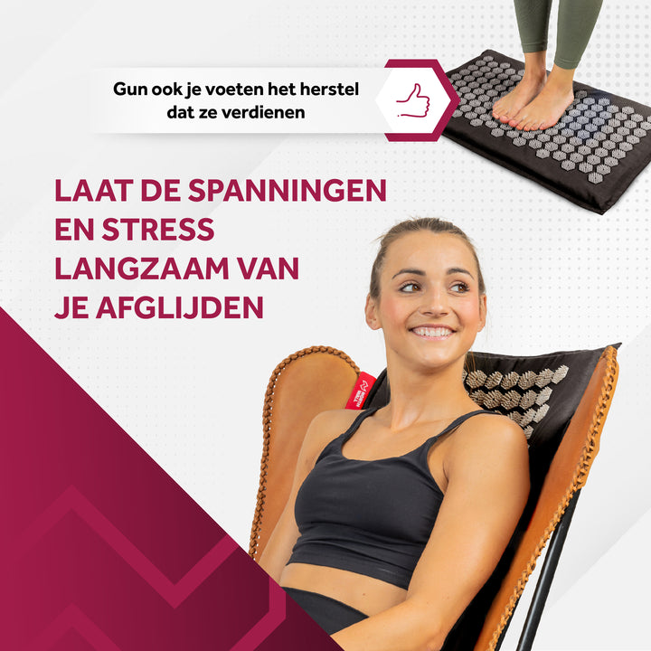 Jonge vrouw gebruikt de zwarte spijkermat op een stoel