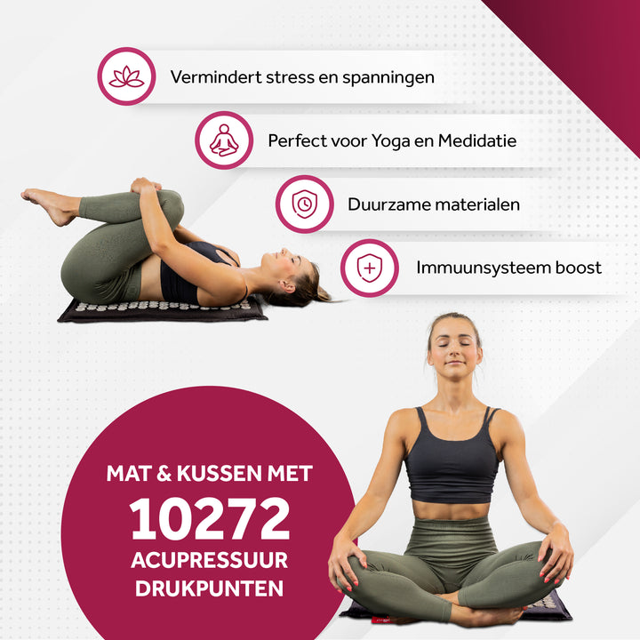 Sportieve vrouw beoefent yoga op een zwarte spijkermat