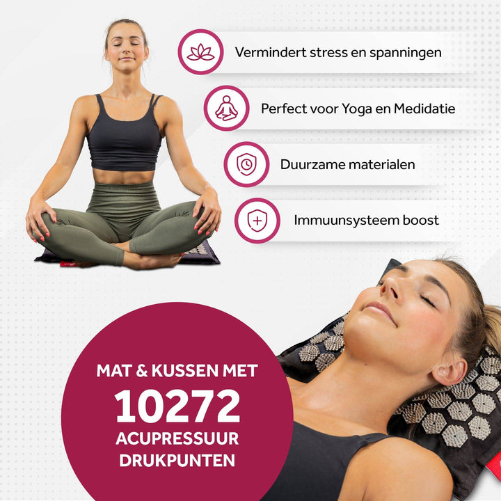 Sportieve vrouw doet yoga op een zwarte spijkermat