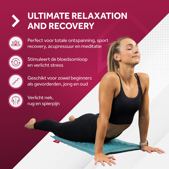 Sportieve vrouw beoefent yoga op een blauwe Northwall spijkermat