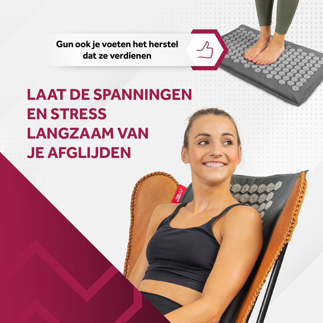 Jonge vrouw gebruikt de grijze spijkermat op een stoel