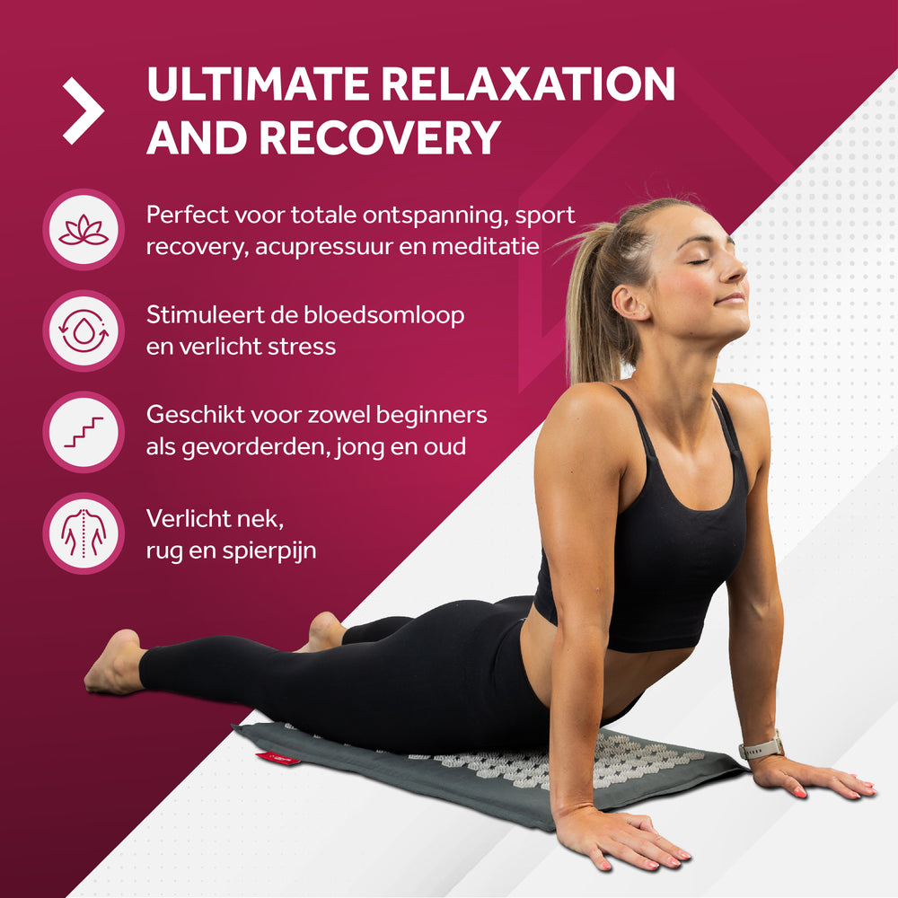 Sportieve vrouw beoefent yoga op een grijze Northwall spijkermat