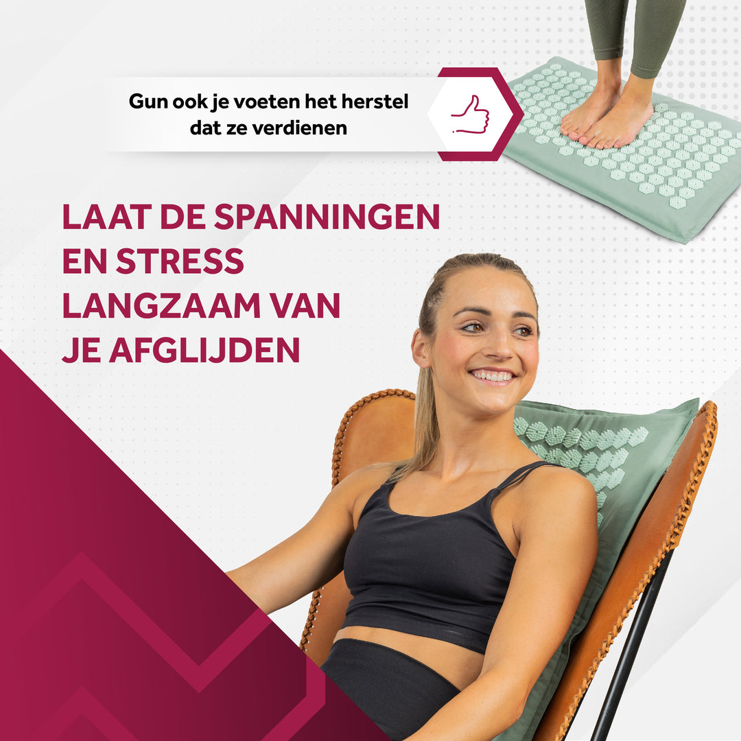 Jonge vrouw gebruikt de spijkermat op een stoel