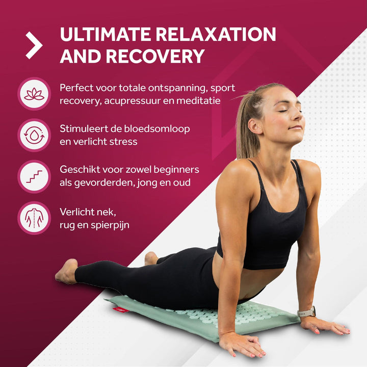 Sportieve vrouw beoefent yoga op een Northwall spijkermat