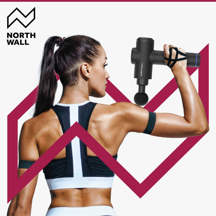 Sportieve vrouw masseert haar schouder met het massage gun