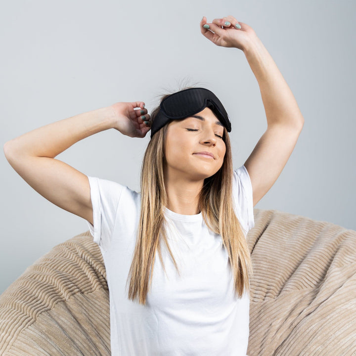 Slaapmasker Luxe -  jonge vrouw heeft Northwall slaapmasker op tijdens dutje